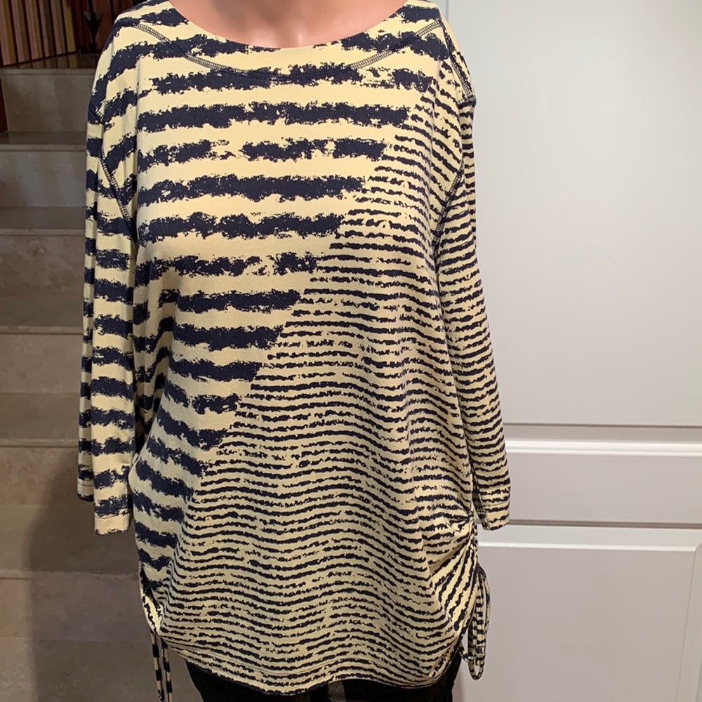 SOUTHERN LADY. Yellow/Black casual top. Ruched on sides. Long sleeves. R…